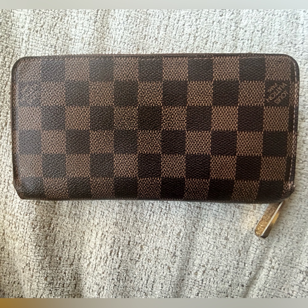 SOLD - Louis Vuitton Wallet - Picture 2 of 13